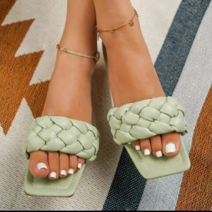 Gröna tofflor  - Superfina och aldrig använda. Storlek 37