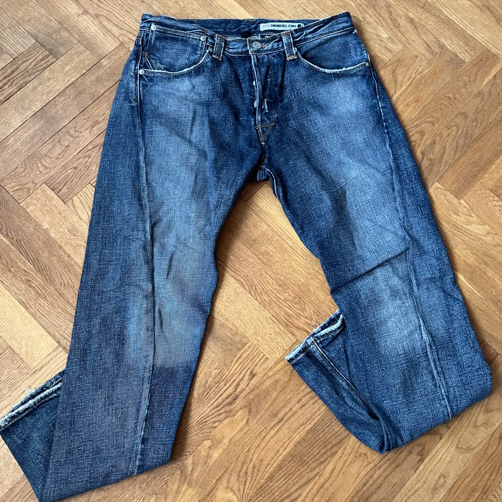 Säljer dessa Levis jeans i storlek 34, går att sy upp om man vill ha mindre och passar båda könen. Riktigt snygga och unika.🌟 Finns inte många av denna variant i Sverige. Passar alla stilar och perfekta byxorna i vinter och vår! Fler bilder i DM!✨🙏🏼. Jeans & Byxor.