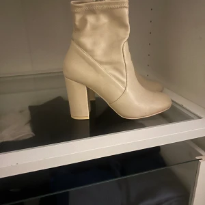 Beiga klackskor  - Beiga klackskor 👢 Från Nelly💰 Storlek 37🫶🏽🌟 Inprincip oanvända 🧸