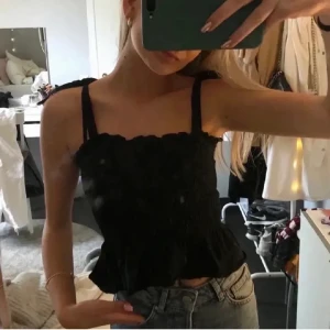 Linne med knytbara band - Super snyggt linne med knytbara band🌟