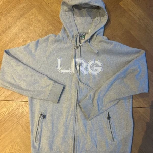 Hoddies med och utan dragkedja  - Lyle and Scott tröjan är i M och LRG tröjan är i L men de är båda som M för man. Båda är grå målerade och använda men i bra skick. Snygga favoriter här hemma-  men nu för små