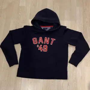 Snygg Gant hoodie i stl 158-164, riktigt mjuk och snygg. Fraktas inom 48h om ni köper via ”köp nu”. Kolla gärna in mina andra annonser🤩
