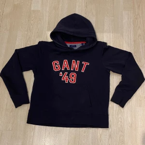 Gant Hoodie - Snygg Gant hoodie i stl 158-164, riktigt mjuk och snygg. Fraktas inom 48h om ni köper via ”köp nu”. Kolla gärna in mina andra annonser🤩