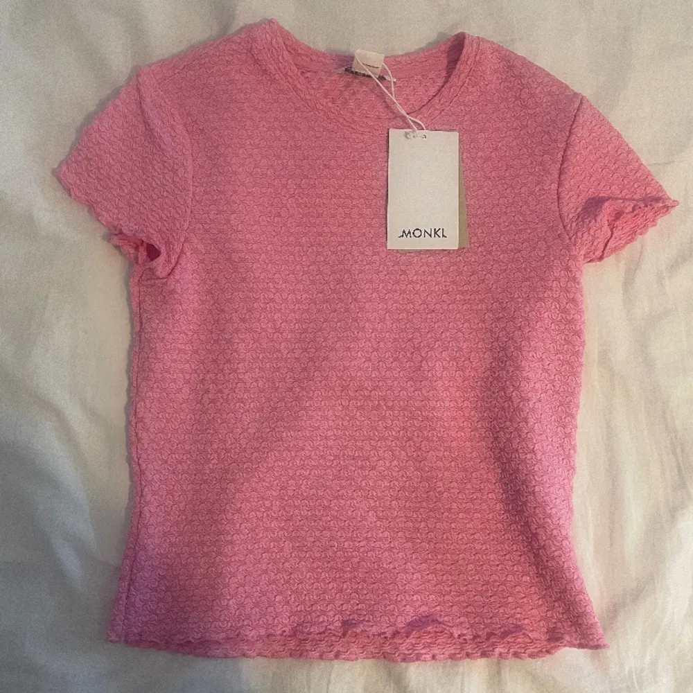 Fin rosa tröja med detaljer . T-shirts.