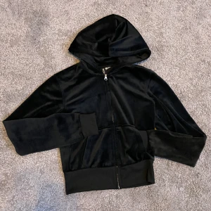 Svart tight & cropped kofta  - Svart kofta som är croppad + luva, näst intill helt oanvänd, fluffigt material och bra skick! Köpare betalar för frakt :)