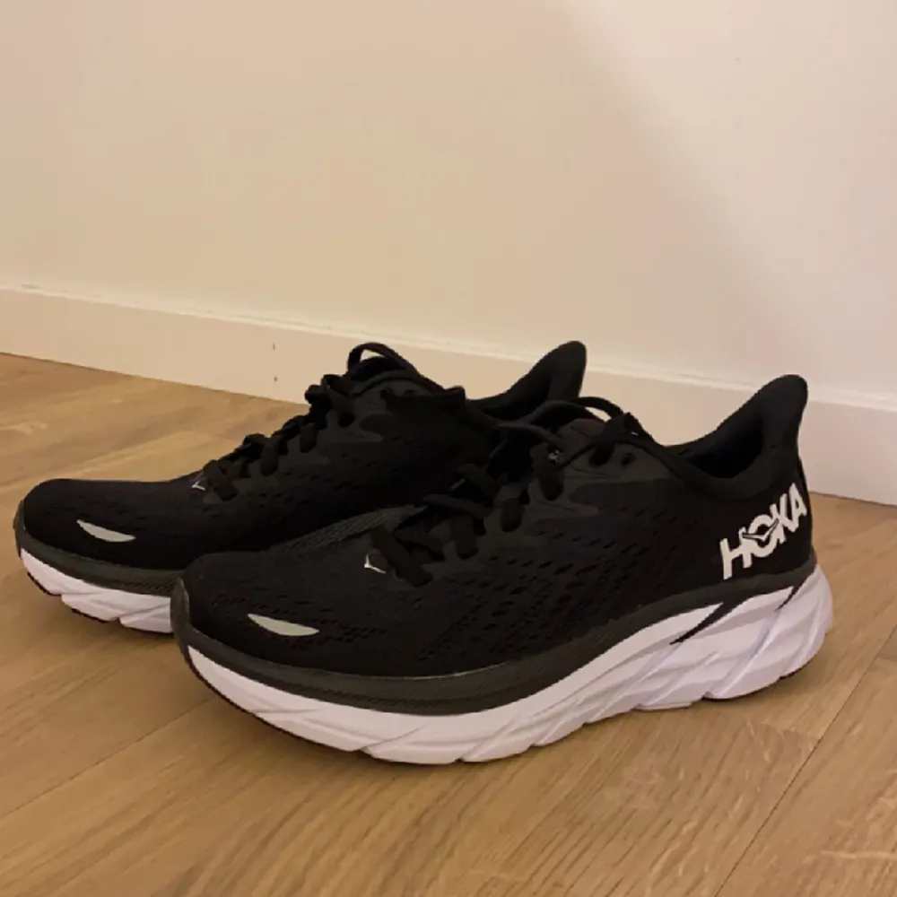 Säljer HOKA ONE ONE CLIFTON 8 sneaker / löparskor. Aldrig använda.. Skor.