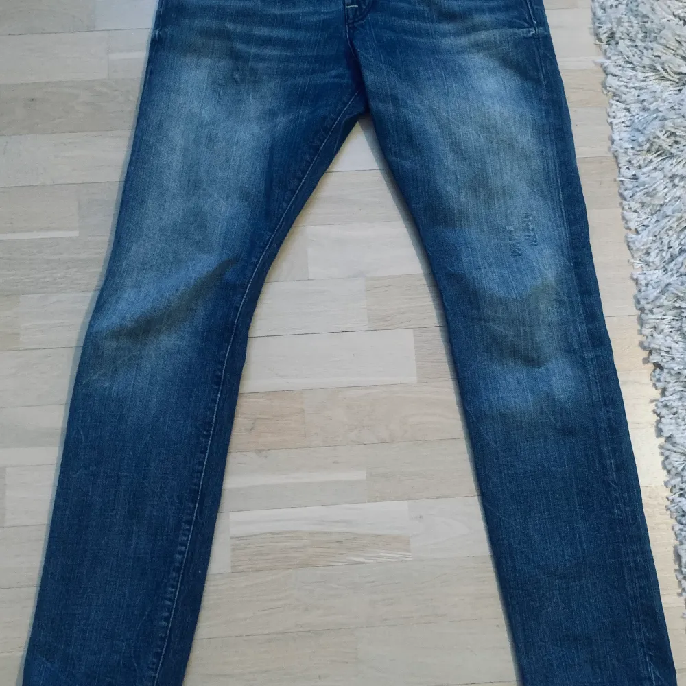 Tjena! Säljer mina scotch k& soda jeans i slim fit modell som inte kommer till någon användning. Använda ca 5 ggr helt utan defekter👍 nypris ca 1400, mitt pris 500  Skriv om du har några funderingar mvh Simon👌🏻. Jeans & Byxor.