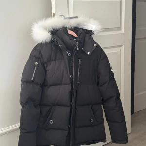 Moose Knuckles - Tänkte sälja min jacka som jag inte använder länge. Haft den på mig ett fåtal gånger. Storlek är L 