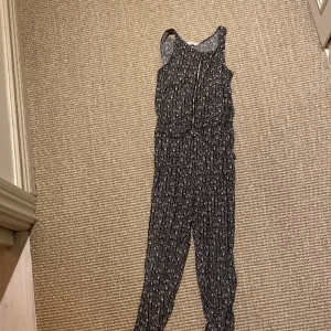 Byxdress  - Detta är en byxdress som aldrig har använts.det går dok att dra åt runt midjan om ni tycker den är lite stor där  ( pris kan diskuteras ) 