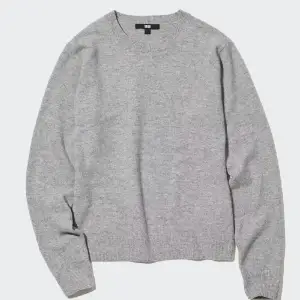 Helt oanvänd 100%  cashmere tröja från uniqlo. Nypris 1299kr. Passar både tjejer och killar. 