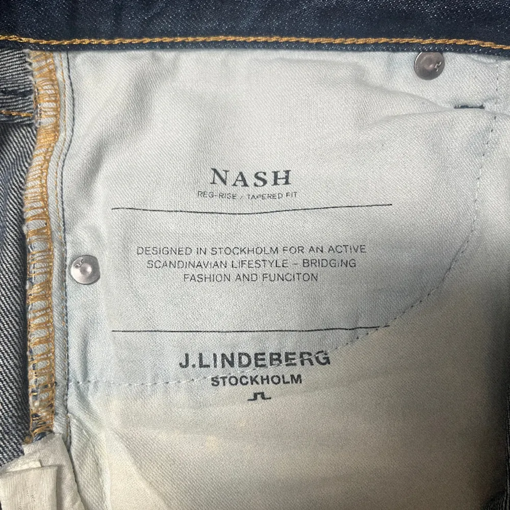 Lindeberg jeans i storlek 30/32. Dessa jeans förenar lekfullhet med tidlös sofistikering🌟, skapade för att omfamna din personliga stil med glädje och pondus☄️.klä dig i premiumkvalitet och samtidigt stråla självsäkerhet och professionalitet.❄️ . Jeans & Byxor.