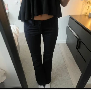 Lågmidjade kostymbyxor/jeans - Lågmidjade kostymbyxor i jeans form. Från brandy Melville men säljs inte längre!