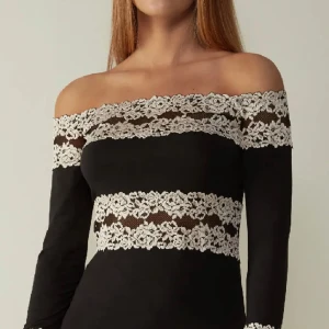 Intimissmi tröja - Svart intimissmi tröja pretty flowers, bra skick bara använd några fåtal gånger💕Skriv för fler bilder!