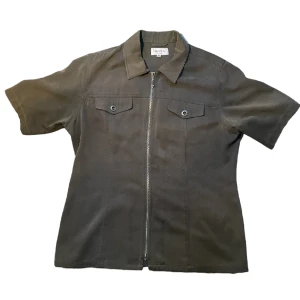 Unik tröja - Fin unik kortärmad zip från cappuccini. Mörkgrön (ser gråare ut på bild) Strl 44 (XL)