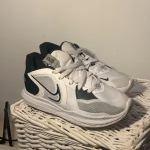 Det är min kyrie low 5 basket skor dom är i bra skick har haft dom in en månad 