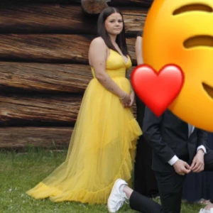 Balklänning - Balklänning säljes, använd endast en gång! Mycket fint skick, storlek 42 men liten i storleken passar mig som vanligtvis har 38. Nypris 1700kr, säljes för 1000kr. Köparen står för frakten. DM för fler bilder på klänningen