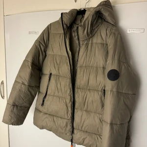 Jacka - En skön vinter/höst jacka från zara, den är inte super tjock men värmer bra! Storleken är M och skulle säga att den är sann till storleken, hör av er vid frågor🩷