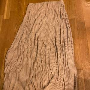 Halvlång ”smutsrosa” kjol som är ribbad💗
