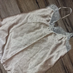 Siden linne - Begie siden linne med spets detaljer, storlek xs-s. 