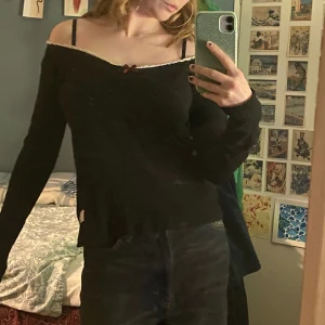 Svart långärmad  - Svart Odd Molly tröja med urringning. Har själv aldrig använt den då jag tycker att den sitter för löst runt midjan. Jag vet inte hur mycket förra ägaren använt den, det har inga fläckar eller märken. Är öppen för prisförslag. 