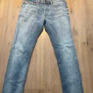 Blå Diesel jeans i jävligt fint skick storlek 30/32 inga fläckar eller sådana defekter dm vid frågor