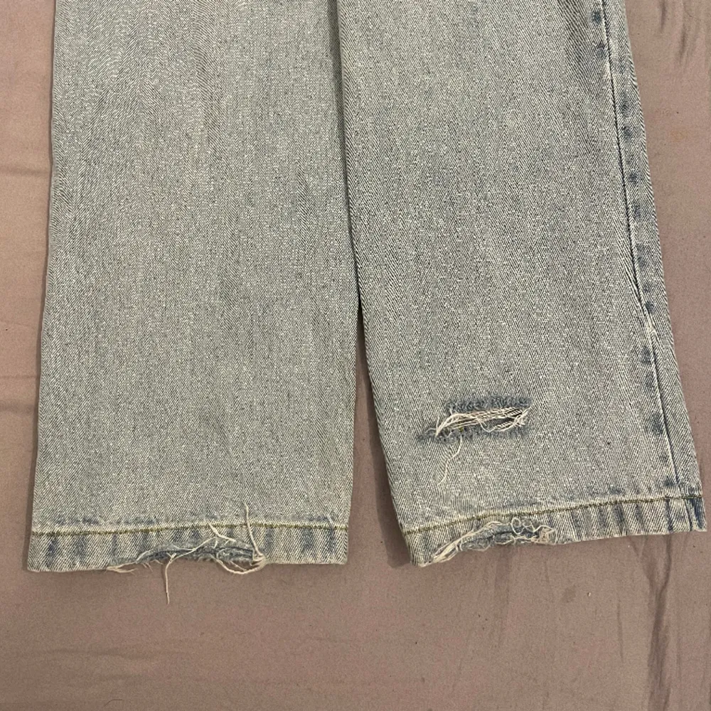 Riktigt fina polar jeans som är smått slitna vid byxbenet . Jeans & Byxor.