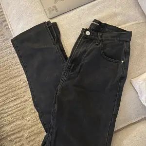 Snygga jeans i perfekt urtvättad svart färg, raka och med slits längst ner. Storlek 34. 