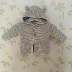 Jacka med öron - En jacka från Zara i bra skick. Ljus grå. 