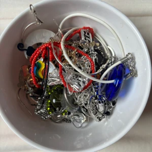 Smycken  - Säljer en bunt av olika smycken och berlocker och ringar! Det är saker från shein och andra ställen. Man måste köpa allt.