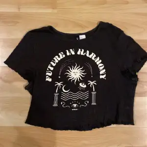 Kort T-shirt med tryck från H&M