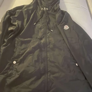 Moncler windbreaker  - Säljer min brorsas jätte fina äkta Moncler windbreaker. Den är i jätte fint skit och det finns bevis på att den är äkta❤️