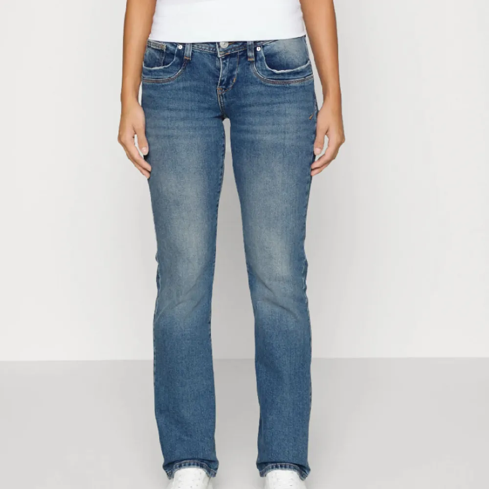 Säljer dessa helt slutsålda jeans! Så fina men är tyvärr för små för mig☺️. Jeans & Byxor.