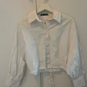 Vit kort skjorta - Vit kort skjorta i fint skick ifrån Zara.
