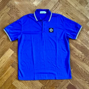 Stone Island piké blå - Stone Island piké blå i bra skick. Storlek XXL men passar L/XL. Nypris 1000kr. 