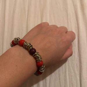 Armband - Ett fint armband som sticker ut och dessutom är i mycket mycket bra skick :)