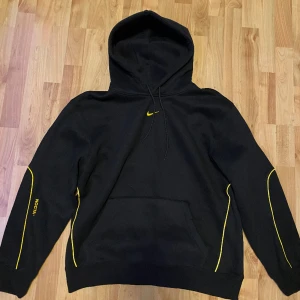Nike hoodie Nocta - Säljer en nocta/nike hoodie i storlek L passar också xl. Aldrig använd passade inte 10/10 skriv för mer information