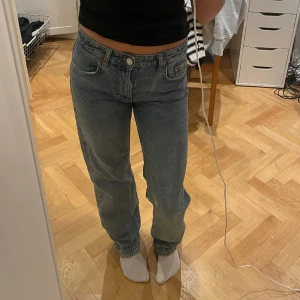 Mid Waist Zara Jeans!  - Jättefina zara jeans i mycket bra skick, inga skador eller synliga slitningar. Använda enstaka gånger! Mörkblåa, Mid Waist, i storlek 34! Skriv för fler bilder!