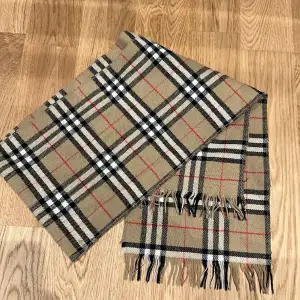 Burberry scarf i fint skick! Köpt här på plick, men hade tyvärr inte tagen kvar därav lägre pris. Pris kan diskuteras 