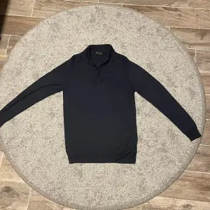 Mörk blå långärmad polo tröja använd ett fåtal ggr. Strlk M passar S. Pris 129kr. Priset kan diskuteras vid en snabb affär. Skriv gärna om ni har frågor.