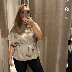 Kappahl tröja  - Säljer denna sjukt snygga tröja från Kappahl! Köpte den i höstas och har endast använt vid fåtal tillfällen💓 Storleken är one size💓Slutsåld!!! 