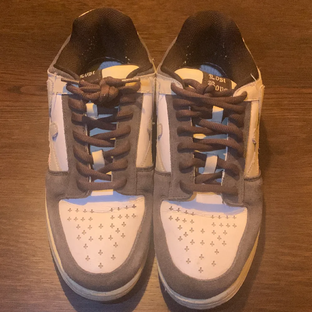 Lost Boys Mocha skor som jag köpte via deras hemsida 2021 när de först droppade. Använda en hel del och i hyfsat skick men används inte nu och därför säljer jag dom. Pris kan diskuteras!. Skor.