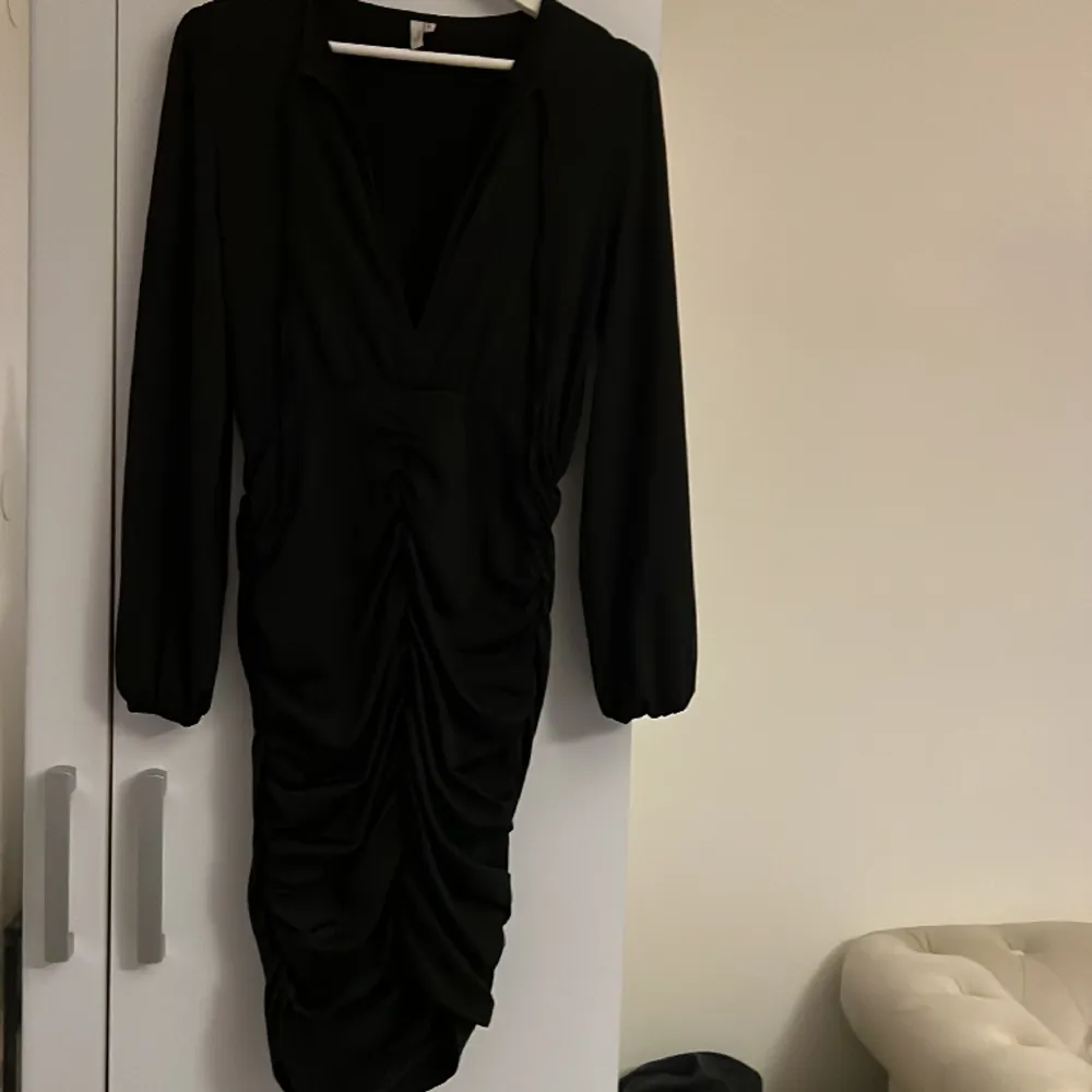 Halvlång svart klänning med scrunch. Mycket skönt material . Klänningar.