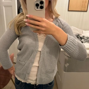 Stickad kofta - Super söt sticksd korta med korta ärmar och fickor💕💕💕