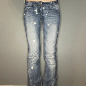 Super fina low-rise flared jeans! - Superfina jeans med print på i storlek S! 