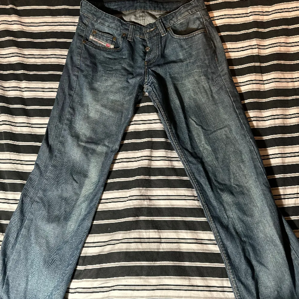 väldigt bra använt skick (som jeans brukar vara), ”patches” av blekning som design, lågmidjade. Jeans & Byxor.
