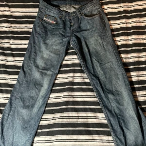 Diesel Low-Waist Vintage Jeans - väldigt bra använt skick (som jeans brukar vara), ”patches” av blekning som design, lågmidjade
