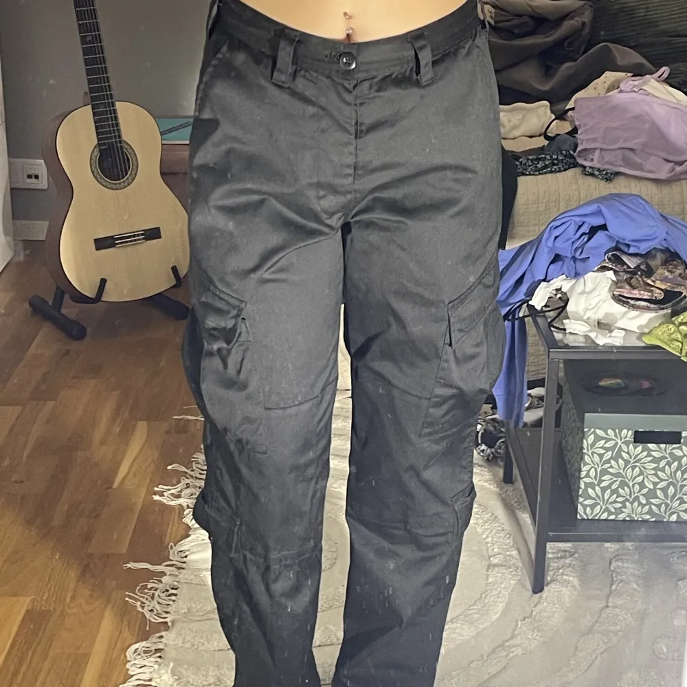 svarta cargopants köpta second hand❣️massor fickor och justerbara. lite slitna men inget märkvärdigt.  innersöm: 81-84cm  midja: 84-94cm (justerbara). Jeans & Byxor.