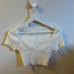 Vit stickad topp - Vit stickad topp endast testad, storlek S. Säljer för 90kr plus frakt!💕