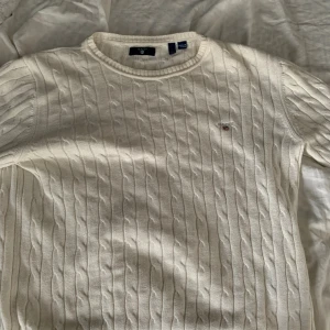 Gant stickad sweatshirt - Ny skick storlek 146/152 ca 11-12 år. Tröjan är vit