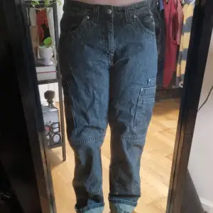 Ett par grå/svarta baggy jeans. Använda ett par gånger men inte på ett tag nu. Kan dislutera priset. Mellan till lågmidjade. Skulle säga att de sitter som en storlek 38-40. 